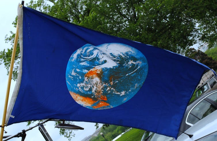 A flag with the whole Earth against a blue background
