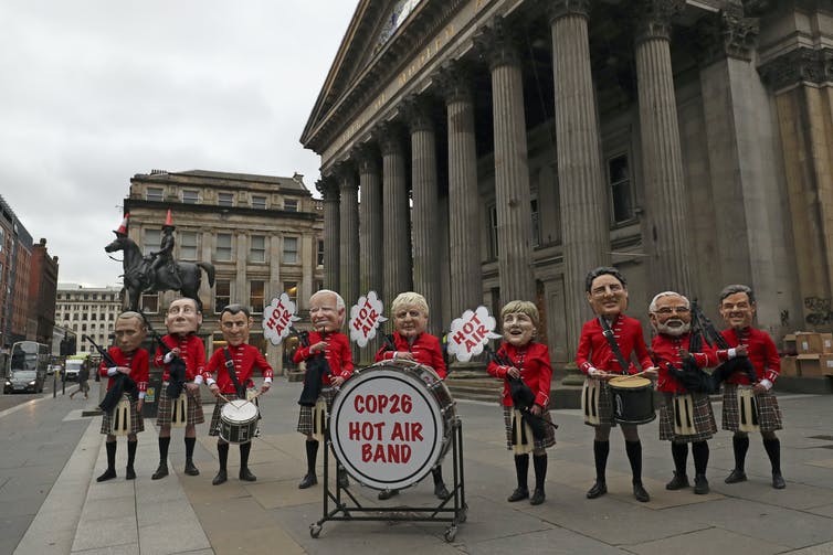 Caricatures of world leaders play bagpipes in a 'Hot air band'