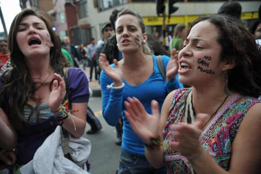 Protesters call on the government not to grant the Canadian mining company Greystar Resources a licence for a gold project in the Santurbn pramo