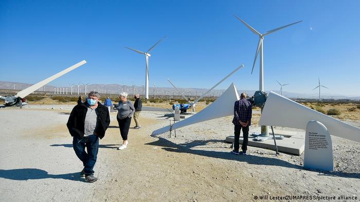 Touristen sehen sich teils abgebaute Windanlagen an