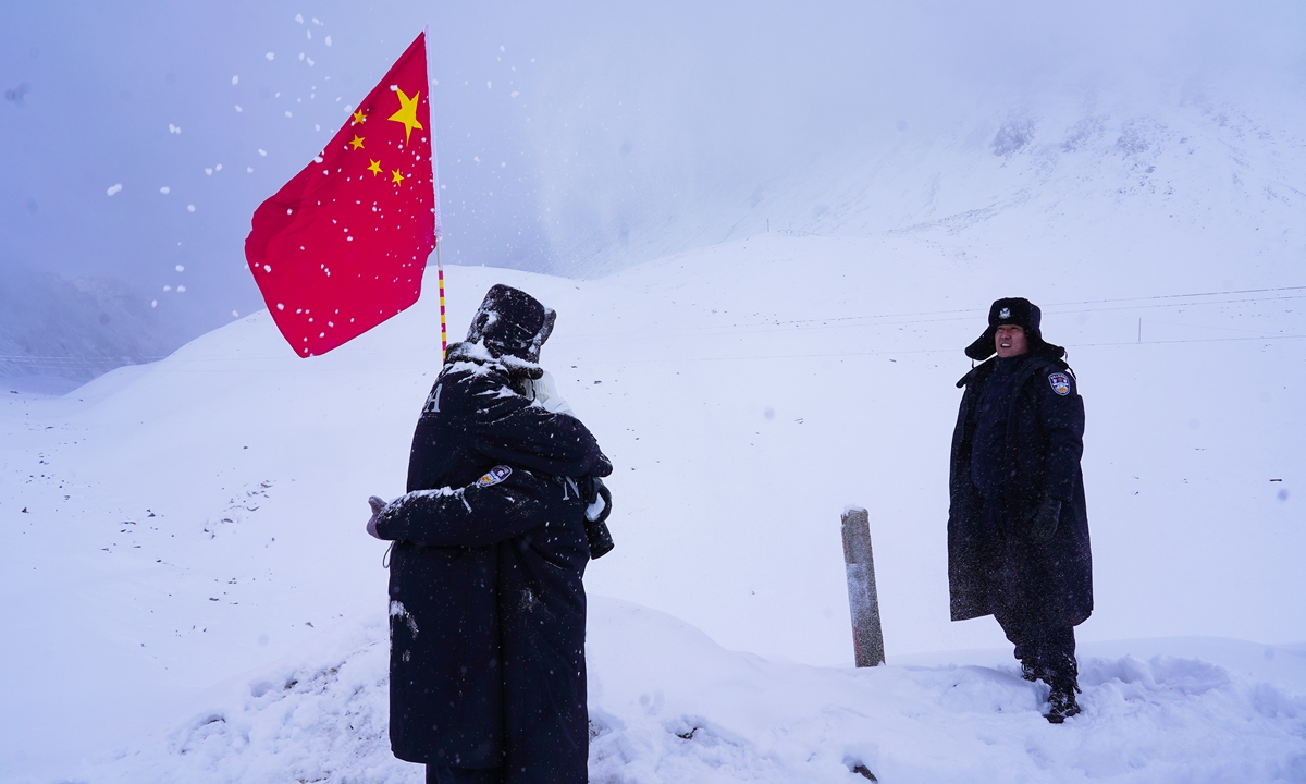 Border police Pan Lulu hugs his girlfriend after proposing to her during his patrol at an altitude of more than 4,000 meters in Xinjiang Uygur Autonomous Region. 
Photo: Pang Yue/GT