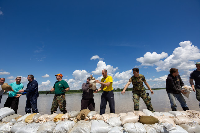 abac,,Serbia,-,May,18,,2014:,People,Put,Sandbags,To