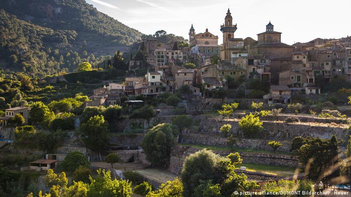 Mountain village Valldemossa, Mallorca, Spain (picture-alliance/DUMONT Bildarchiv/F. Heuer)