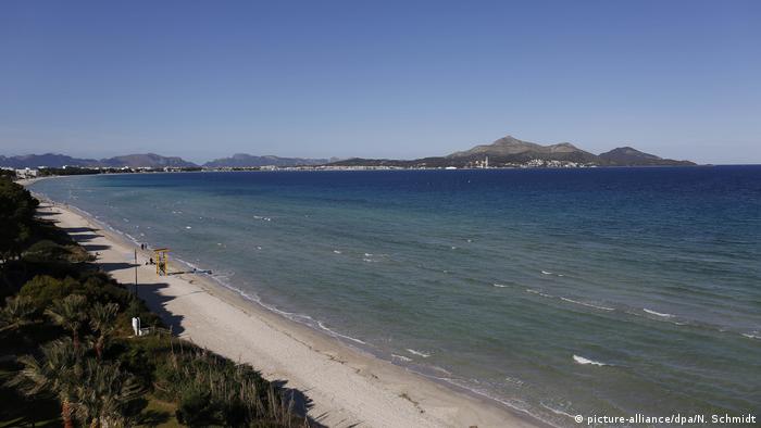 Deserted, miles of sandy beach, bay of Alcudia, Mallorca, Spain (picture-alliance/dpa/N. Schmidt)