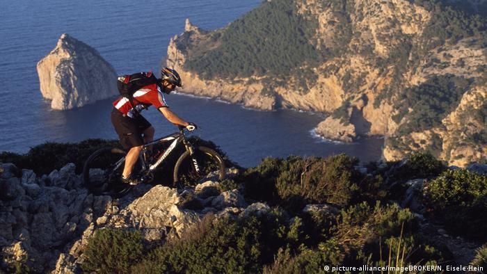 Mountain biker in the Tramuntana mountains with sea view, Mallorca, Spain (picture-alliance/imageBROKER/N. Eisele-Hein)