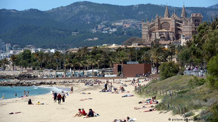 Beach of Es Portixol and the Cathedral of Saint Mary, Palma, Mallorca, Spain (picture-alliance/ZB/J. Kalaene)