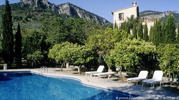 Finca Ca'n Coll with pool, Soller, Mallorca, Spain (picture-alliance/imageBROKER/K.-F. Schfmann)