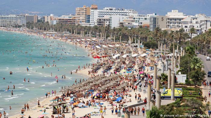 Crowds of tourists crowded on the beach, El Arenal, Mallorca, Spain (picture-alliance/dpa/C. Margais)