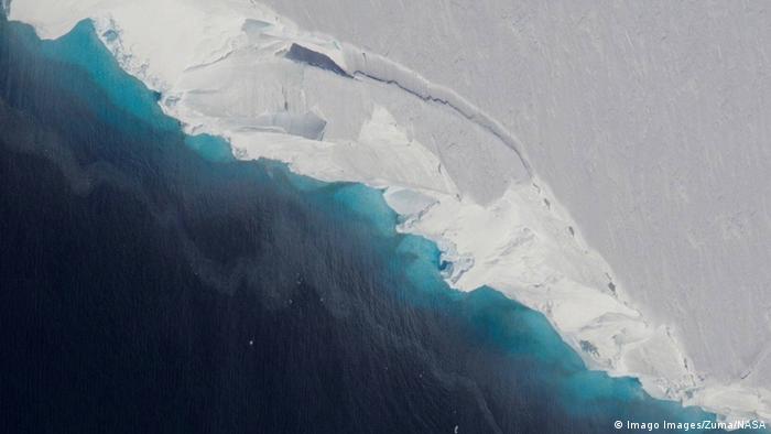 An aerial image of Antarctica's Thwaites glacier