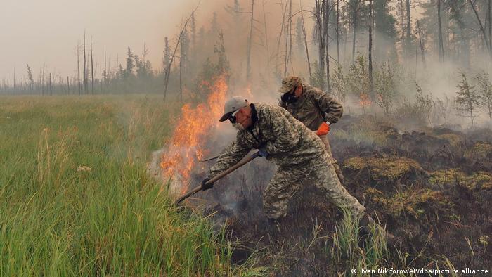 Volunteers fight peat fires in Siberia