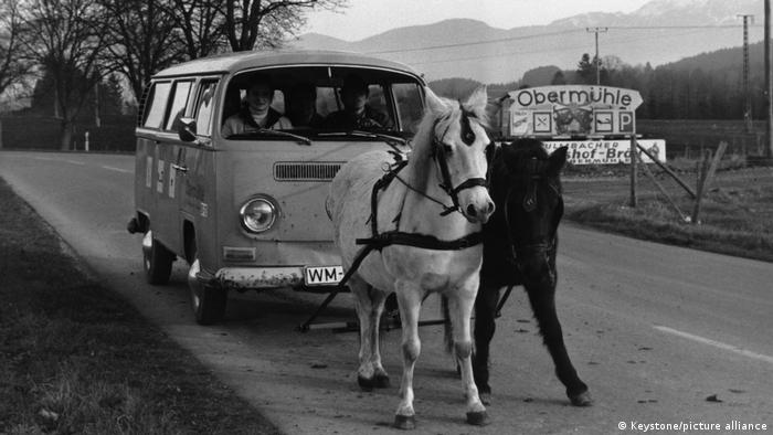 lkrise 1973 Zwei Pferde als Gespann ziehen einen VW
