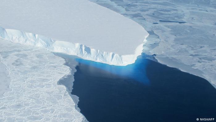 NASA aerial photo of Thwaites Glacier 