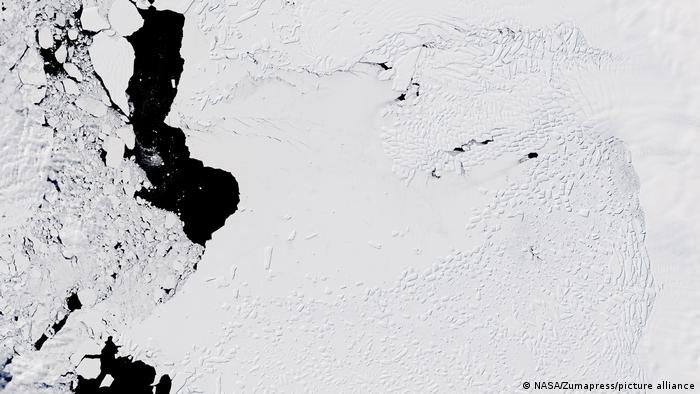 Aerial photo of Thwaites Glacier 